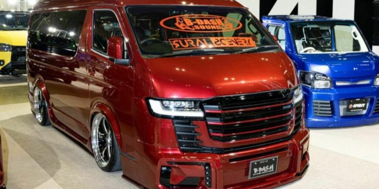 Toyota HiAce Cangkok Wajah Land Cruiser GR Sport, Tampil Bergaya Stance