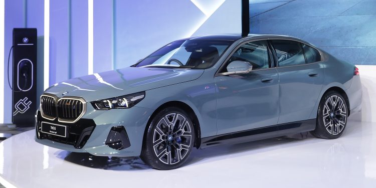 BMW i5 eDrive40 M Sport Meluncur di Indonesia, Pakai Bahasa Desain Baru