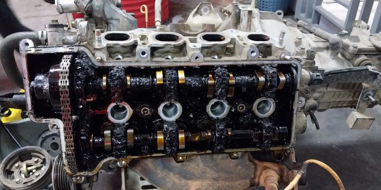 Bagaimana Cara Terbaik Cegah Mesin Mobil Berlumpur?