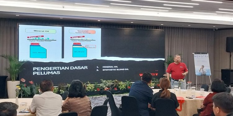 Sapa Customer di Surabaya, Wealthy Jelaskan Peran Oli Berkualitas