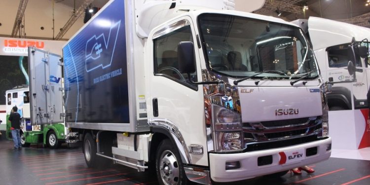 Isuzu Bakal Hadirkan Kembali Truk Listrik Elf EV di GIIAS 2024