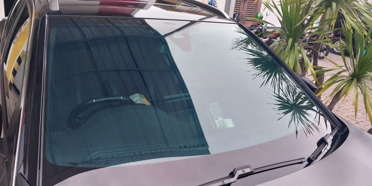 Cara Merawat Kaca Film Mobil Agar Optimal Tolak Paparan Sinar UV