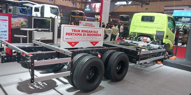 Hino 300 6×2 Jadi Solusi Transportasi Terpercaya Bebas ODOL