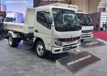Jadi Pembeli Pertama, Mitsubishi Fuso Serahkan Satu Unit Truk eCanter ke Yusen Logistics