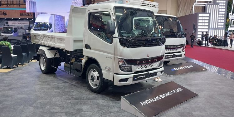 Jadi Pembeli Pertama, Mitsubishi Fuso Serahkan Satu Unit Truk eCanter ke Yusen Logistics