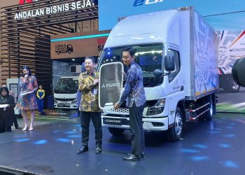 Jadi Pembeli Pertama, Mitsubishi Fuso Serahkan Satu Unit Truk eCanter ke Yusen Logistics