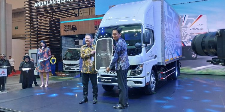 Jadi Pembeli Pertama, Mitsubishi Fuso Serahkan Satu Unit Truk eCanter ke Yusen Logistics