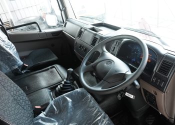 Fungsi Tombol yang Tersedia Pada Dasbor Truk Mercedes-Benz