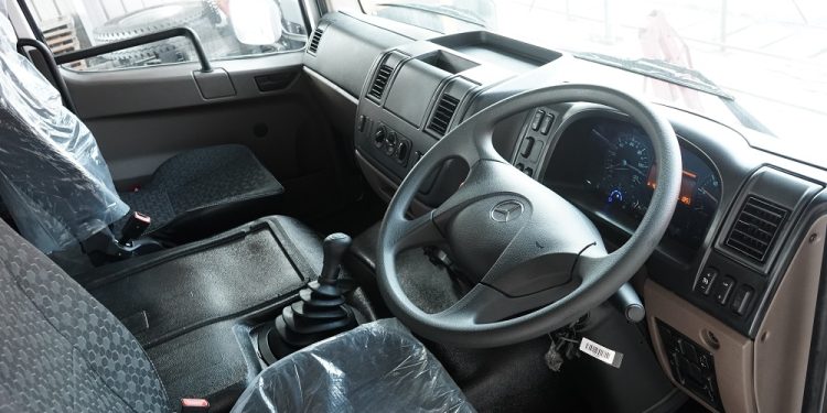 Fungsi Tombol yang Tersedia Pada Dasbor Truk Mercedes-Benz