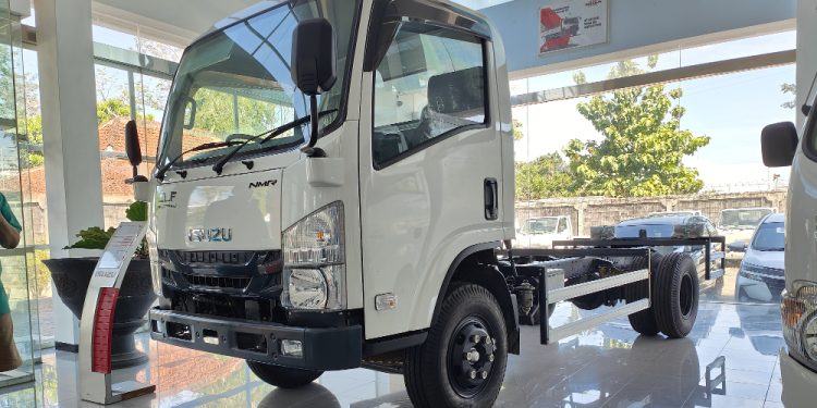 Profil Isuzu NMR, Truk Ringan Tangguh Yang Terkenal Irit