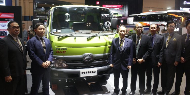 2 Truk Baru Hino Meluncur di GIIAS, Hino 300-136 HDL 6×2 dan Hino 500 FM JD R