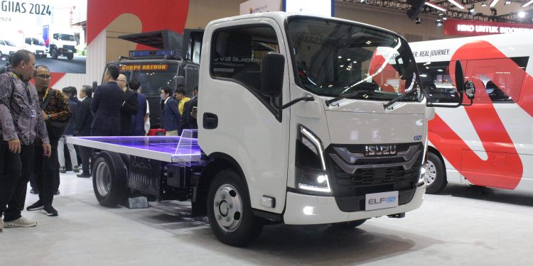 Isuzu Gebrak GIIAS 2024 Dengan Inovasi Baru, Ada Mobile Charging Station