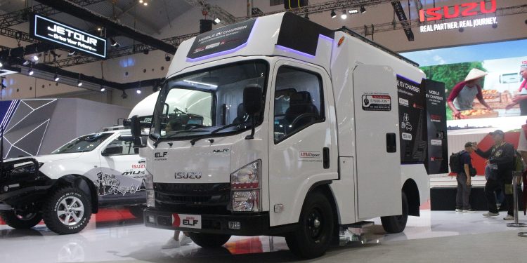 Isuzu Gebrak GIIAS 2024 Dengan Inovasi Baru, Ada Mobile Charging Station