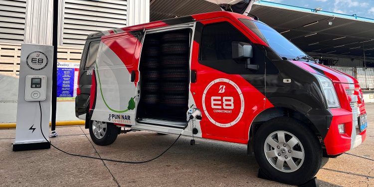 Bridgestone Indonesia Mulai Suplai Ban Dengan Blind Van EV DFSK Gelora E