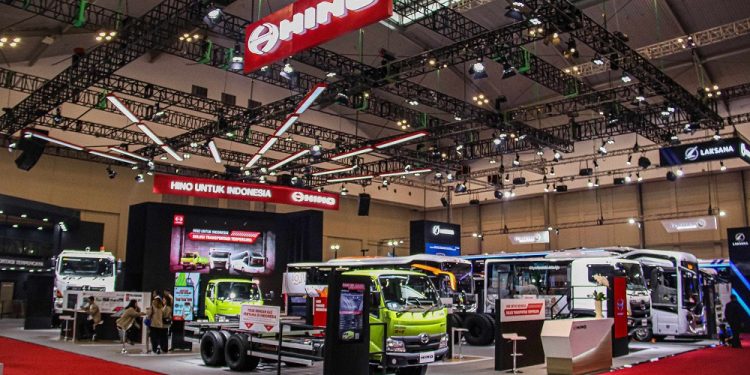 Bukukan 106 SPK Selama GIIAS 2024, Hino 300 series Jadi Andalan