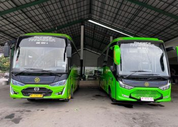 Hino Serahkan 2 Bus Medium Baru ke PO Puspa Jaya, Perkuat Layanan Pariwisata