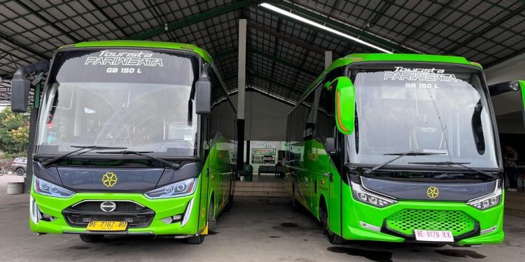 Hino Serahkan 2 Bus Medium Baru ke PO Puspa Jaya, Perkuat Layanan Pariwisata