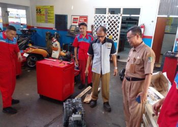 DFSK Donasikan 3 Unit Transmisi Mobil Matic Untuk Praktek di SMK Negeri di Banyuwangi