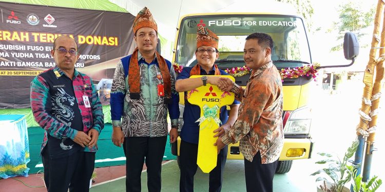 KTB Donasikan Truk Mitsubishi Fuso Canter Euro 4 Ke SMK Bhakti Bangsa Banjarbaru