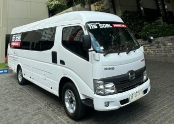 Hino Serahkan Satu Unit Micro Bus 115 SDBL Primecab L Kepada I Hotel Batam