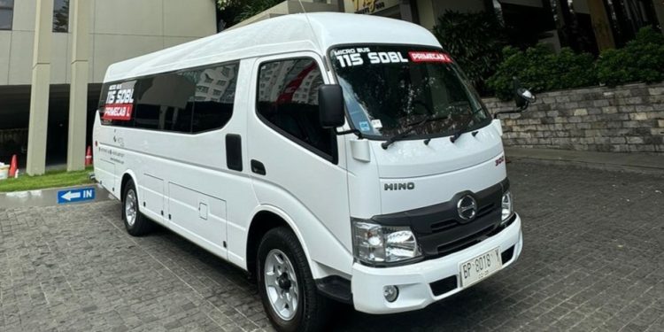 Hino Serahkan Satu Unit Micro Bus 115 SDBL Primecab L Kepada I Hotel Batam
