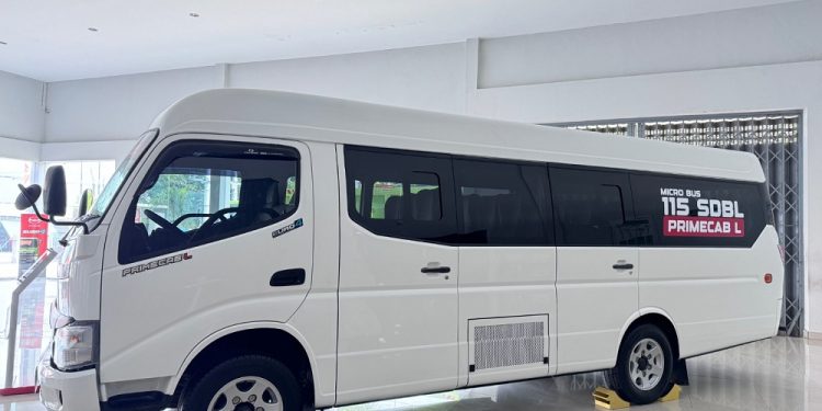 Hino Serahkan Microbus 115 SDBL Prime Cab L ke Pemilik PO Bus di Sulawesi Untuk Layani Rute 350 Km