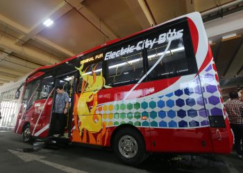 Urai Kemacetan, Pemkot Surabaya Luncurkan 11 Bus Listrik dan 32 Armada Feeder Wira Wiri