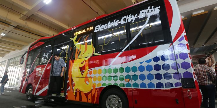 Urai Kemacetan, Pemkot Surabaya Luncurkan 11 Bus Listrik dan 32 Armada Feeder Wira Wiri