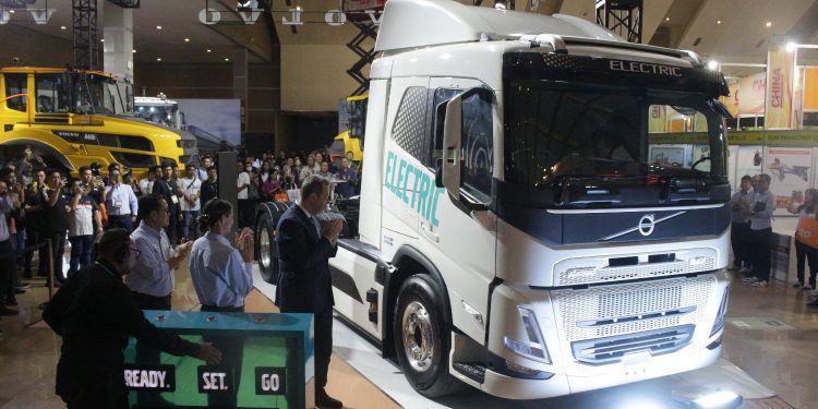 Truk Listrik Volvo FM 6x4T Electric Resmi Meluncur di Indonesia
