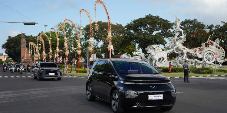 158 Wuling BinguoEV dan Cloud EV Sukses Antarkan Tamu Negara di Forum HLF-MSP dan The 2nd IAF 2024