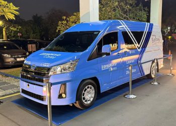 Toyota Serahkan Unit HiAce Premio Kepada Transjakarta