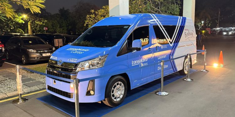Toyota Serahkan Unit HiAce Premio Kepada Transjakarta