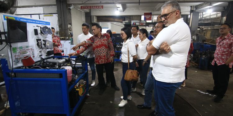 DCVI Donasikan Spare Part Truk dan Bus Mercedes-Benz Ke 2 SMK Di Tangerang