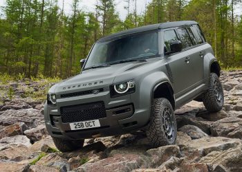 JLR Luncurkan New Defender Octa, Performa Lebih Liar