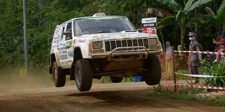 Jeep Cherokee Ini Berhasil Libas Trek Berlumpur di Ajang South Borneo Rally 2024