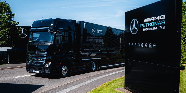 Truk Logistik Tim F1 Mercedes-AMG Petronas Pangkas 500 Ton Emisi CO2