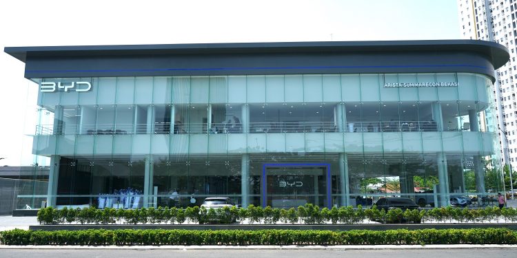 Dari Banten Hingga Surabaya, BYD Resmikan 9 Diler BYD Arista Secara Serentak