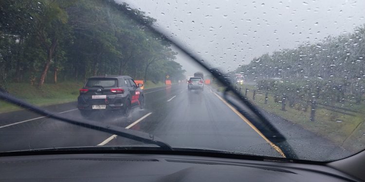 5 Hal yang Perlu Diperhatikan Pemilik Mobil Saat Musim Hujan