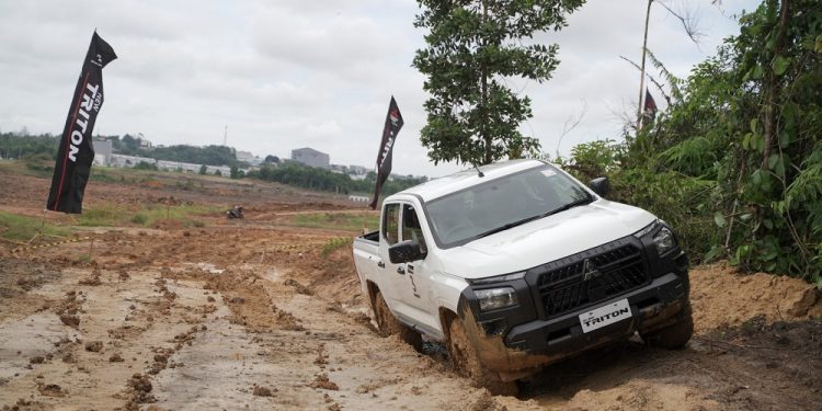 Mitsubishi Motor Kembali Mengajak Konsumen di Balikpapan Rasakan All-New Triton di Trek Off Road