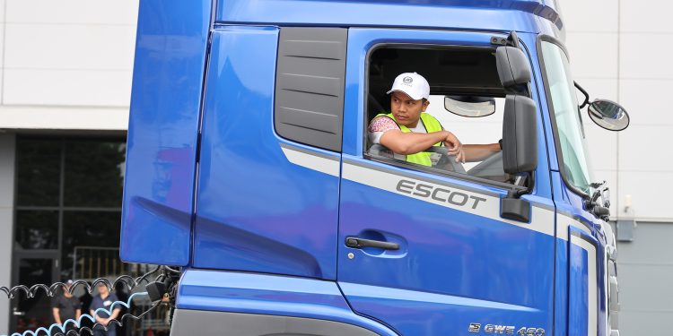 Sopir Truk Indonesia Juarai UD Extra Mile Challenge 2024, Cerminkan Praktik Terbaik di Industri Logistik