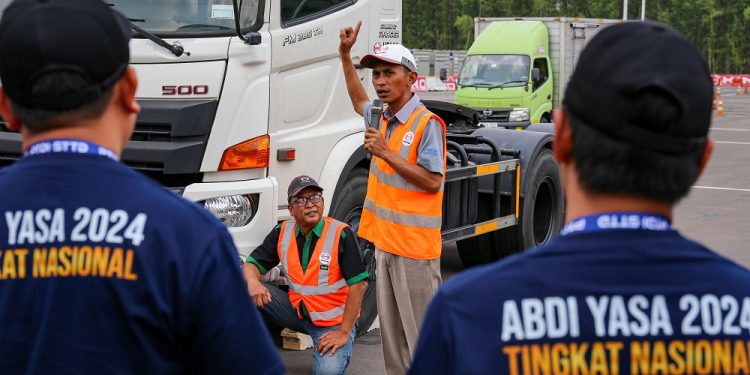 Instruktur Hino Indonesia Academy Berikan Pelatihan Keselamatan Berkendara ke 60 Pengemudi Truk dan Bus