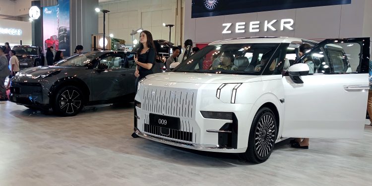Debut Perdana Di GJAW 2024, Zeekr X dan Zeekr 009 Resmi Diperkenalkan