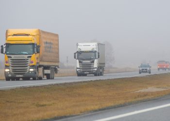 5 Tips dan Strategi Aman Mengemudi Truk Di Cuaca Ekstrim