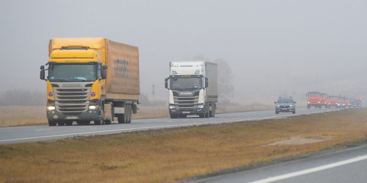 5 Tips dan Strategi Aman Mengemudi Truk Di Cuaca Ekstrim
