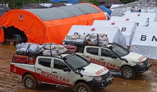 Tangguhnya Mitsubishi Triton Lewati Jalur Bencana di Sukabumi, Distribusikan Bantuan ke Daerah Terpencil