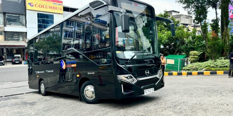 Dua Unit Hino GB 150 AT Jadi Shuttle Pusat Perbelanjaan, Pakai Bodi dari Karoseri New Armada