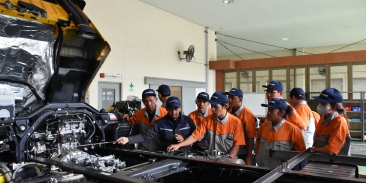 Mitsubishi Fuso Berikan Pelatihan untuk Mekanik Konsumen Fleet