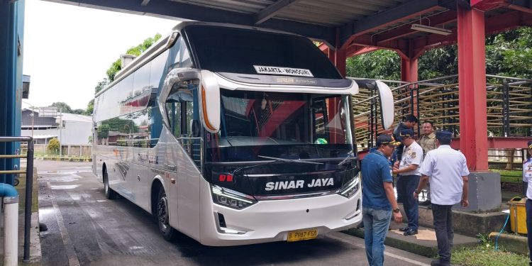 Menjelang Mudik Lebaran, Petugas Periksa Bus AKAP di Terminal Pondok Cabe