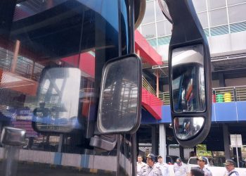 Fungsi Kaca Spion Kecil di Jendela Sopir Bus