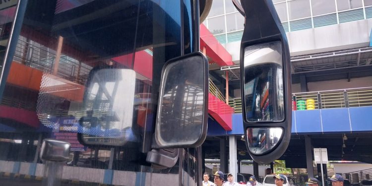 Fungsi Kaca Spion Kecil di Jendela Sopir Bus